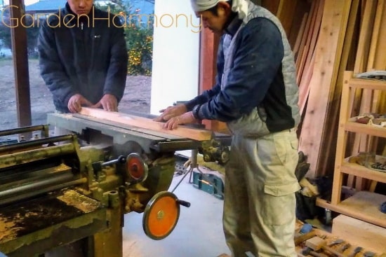 この汽車ポッポの製作には、伝統工法を継承する生粋の大工さんが関わっています。これは、汽車ポッポの筒の部分を組み上げるために、木材を１本１本削っている工程です。