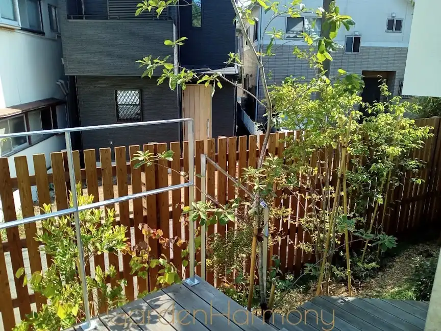 小さな雑木の庭 風が流れる緑の小道｜埼玉県のガーデンハーモニー・ウッドデッキを上がった中２階から眺めた庭の写真